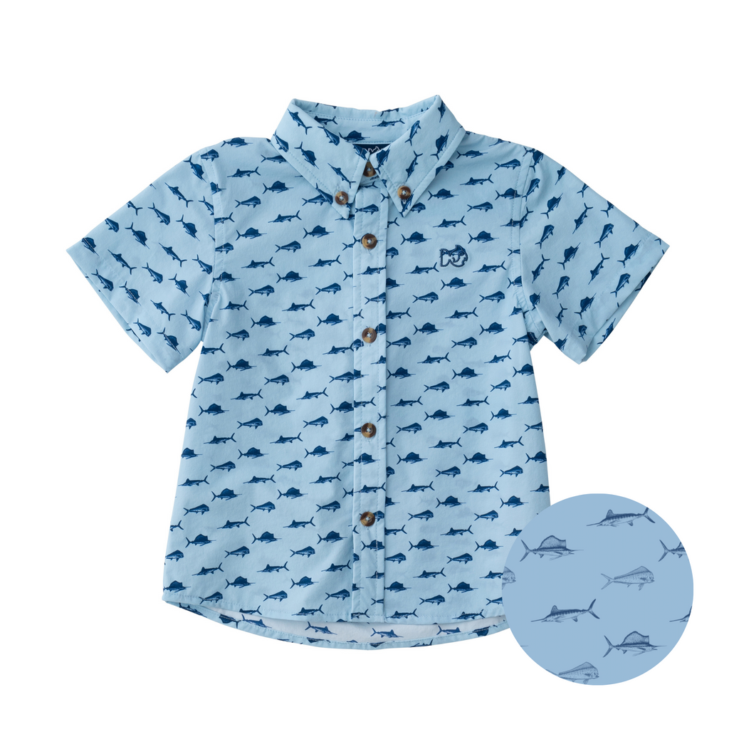 Chemise de pêche à manches courtes pour garçons en imprimé poisson sur bleu ciel clair