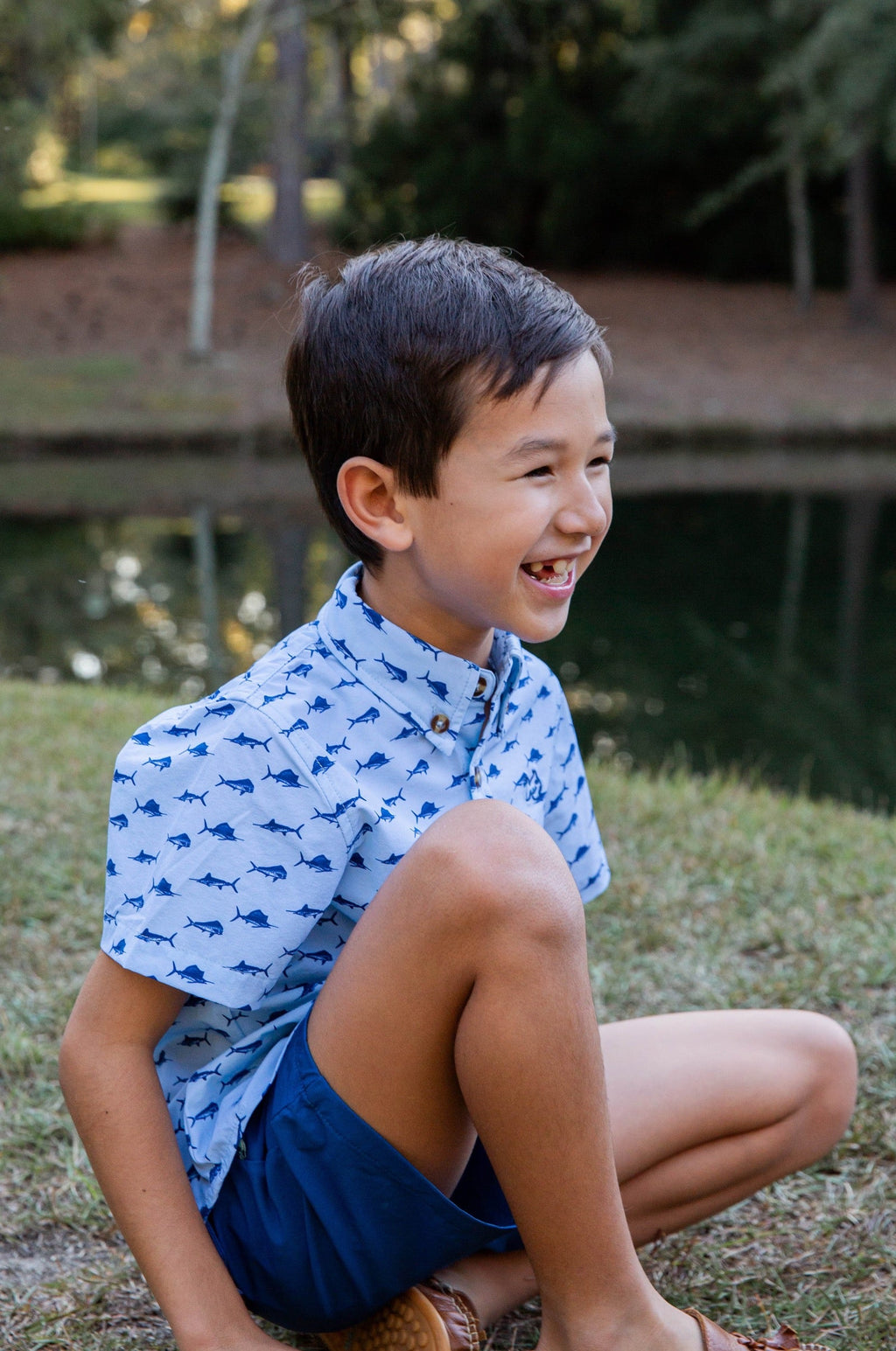 Chemise de pêche à manches courtes pour garçons en imprimé poisson sur bleu ciel clair