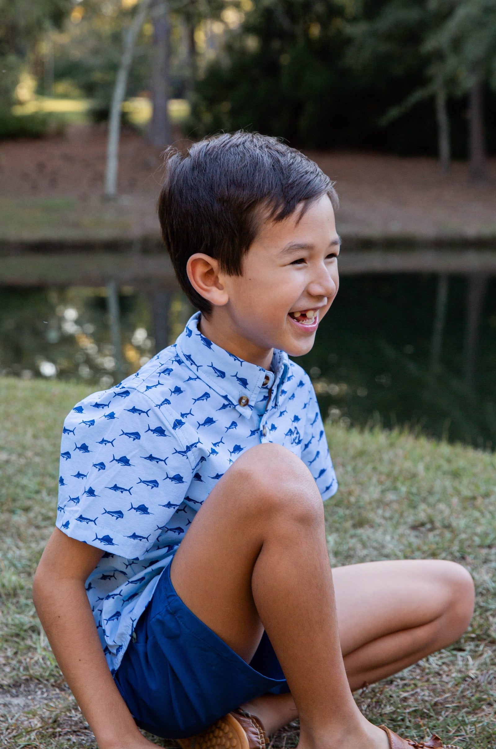 Chemise de pêche à manches courtes pour garçons en imprimé poisson sur bleu ciel clair