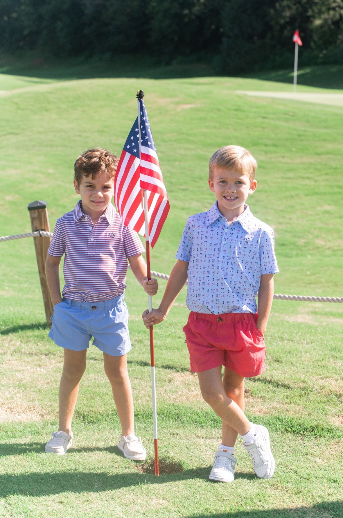 Polo Pro Performance à manches courtes pour garçon - Motif feux d'artifice du 4 juillet