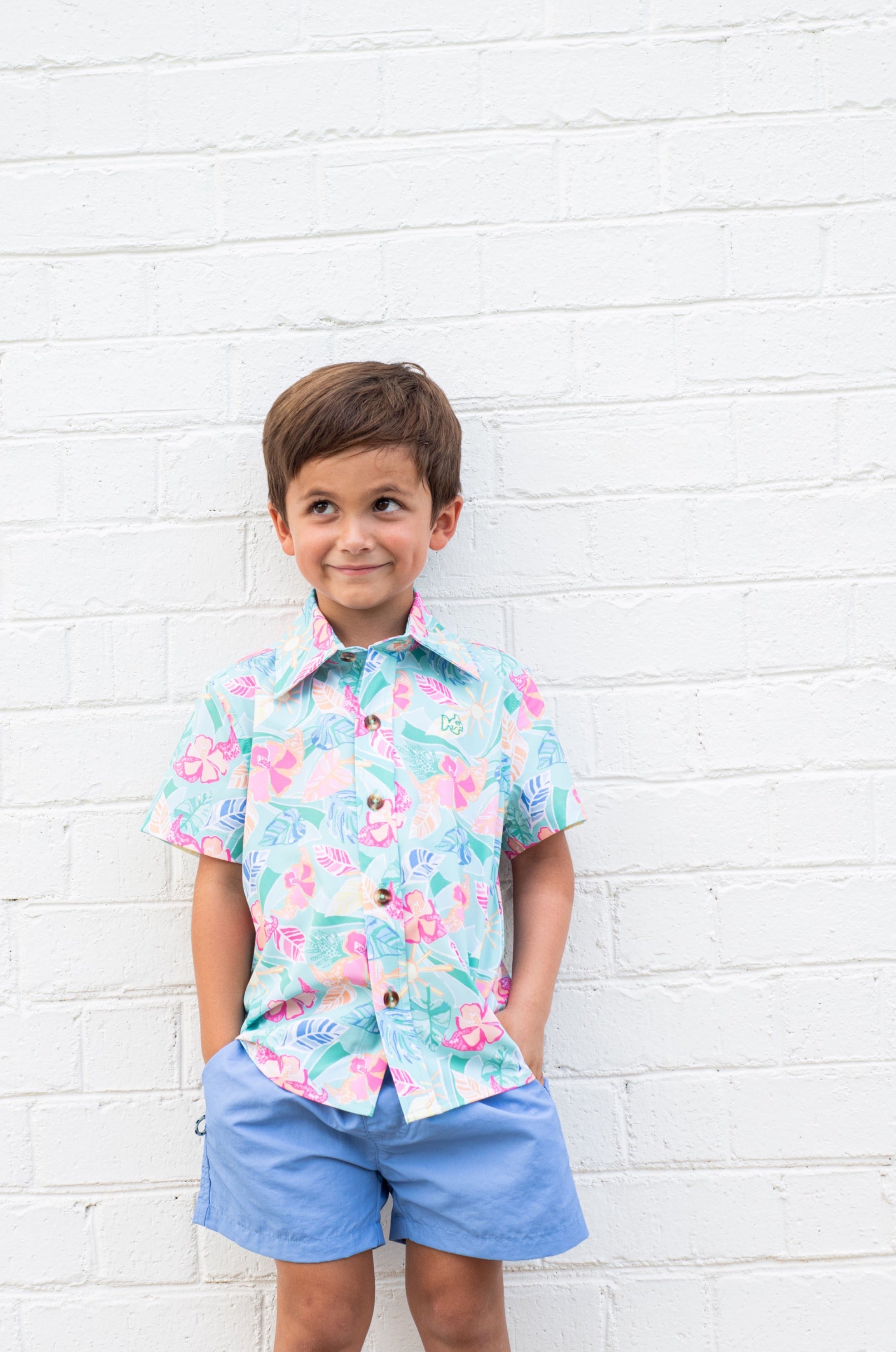 Chemise boutonnée à manches courtes pour garçons — Imprimé palmiers tropicaux