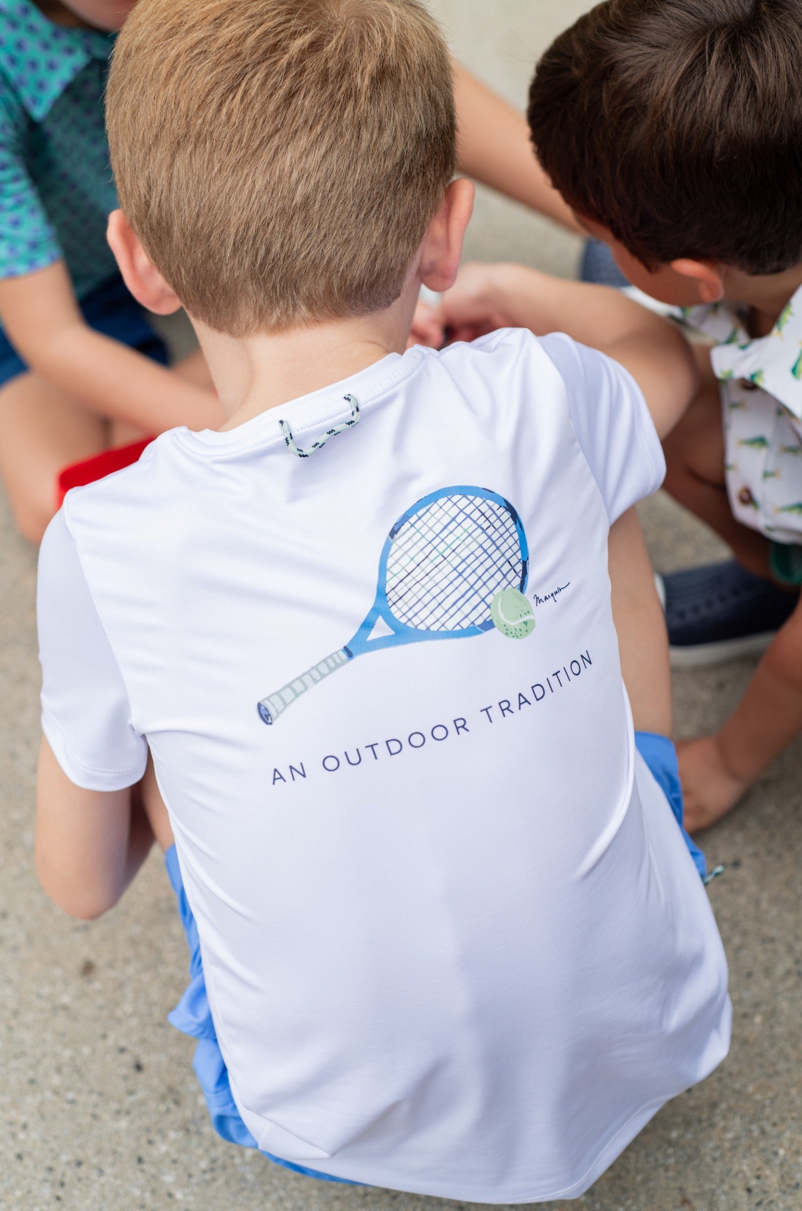 T-shirt de performance à manches courtes pour enfant – Motif raquette de tennis